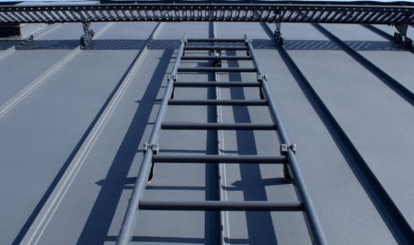 Jumta kāpnes cena un uzstādīšana: drošība mājas apkopē